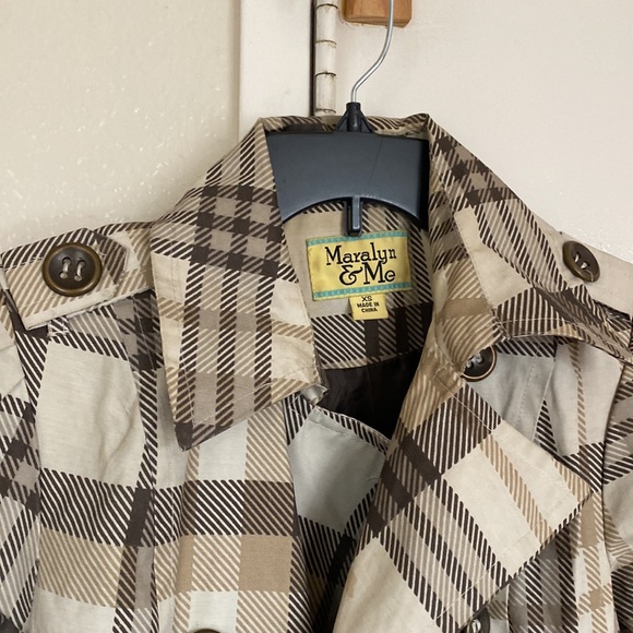 MARALYN & ME plaid neutral raincoat with ruffles & belt - Picture 3 of 4